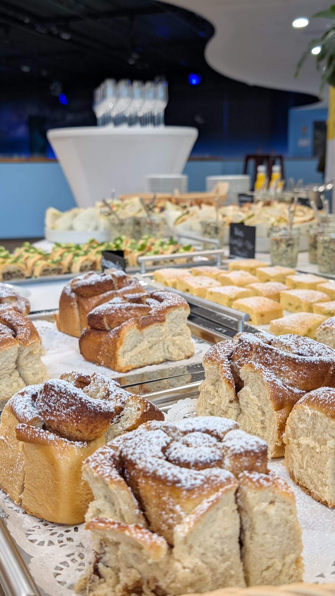 Catering-Buffet bei einem Event – Zimtschnecken und Gebäck in der Klima Arena